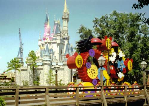 theme parks in florida is disney world and magic kingdom the same