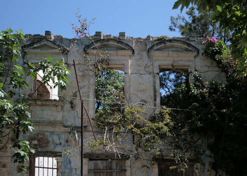 Earthquake house